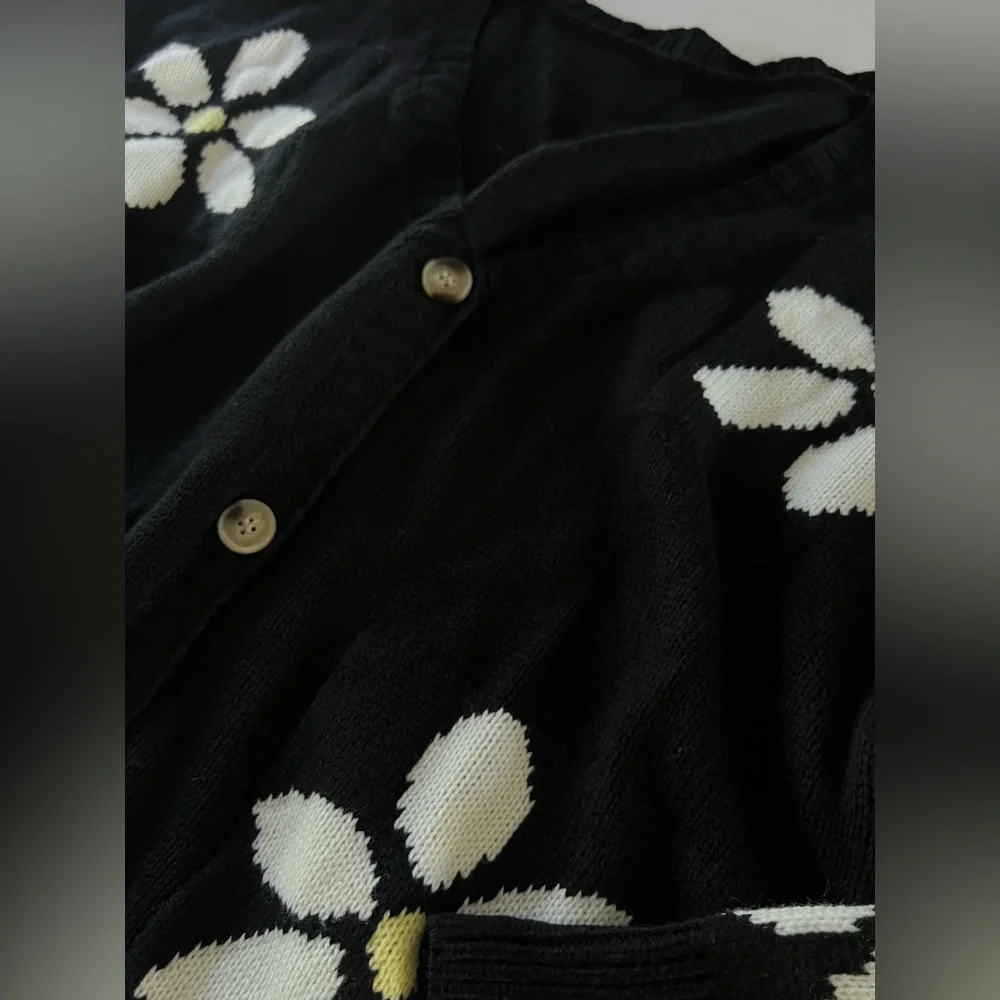 Black Daisy Floral Cardigan Sweater - 2XL - Picture 2 of 4